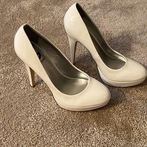 Guess white patent leather pump